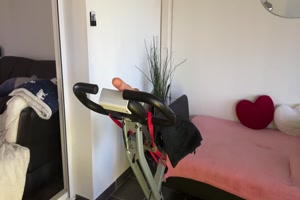 chloe trouve la motivation pour faire du vélo d'appartement nue avec ce toy chloe trouve la motivation pour faire du vélo d'appartement nue avec ce toy