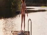 Marie Josée Croze nage nue dans un lac !!!