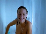 Judith Godrèche taille une pipe sous la douche