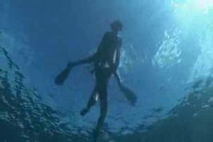 Baise en plongée sous marine à 10 mètres de profondeur avec des bouteilles