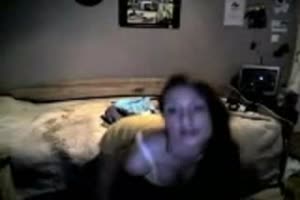 une jeune brunette canon et très chaude danse derrière sa webcam