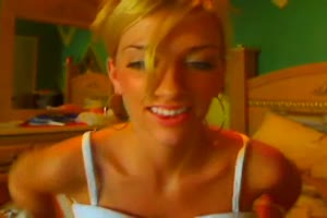Une jeune américaine en webcam avec un sous tif blanc