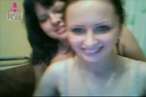 Deux jeunes lesbiennes sexy se caressent à la webcam