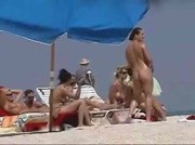 Pervers qui filme sur une plage