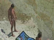 Couple sans pudeur baise dans les rochers à Agde