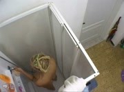 2 lesbiennes blondes se masturbent sous la douche