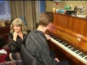 Partouze d'une mature qui donne des lecons de piano