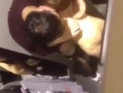 Il matte un couple hongkongais se tripoter dans une cabine d'essayage