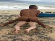 Deux débauchées tirées par un dominicain sur la plage