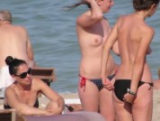 Il filme des femmes nues sur une plage naturiste