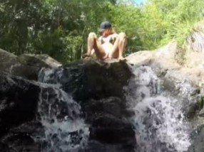 Un couple coquin baise dans une cascade