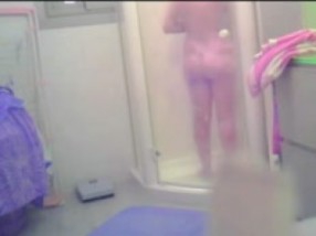 Maman nue filmée sous la douche