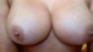 beurette exhibe ses gros nichons devant sa webcam beurette exhibe ses gros nichons devant sa webcam